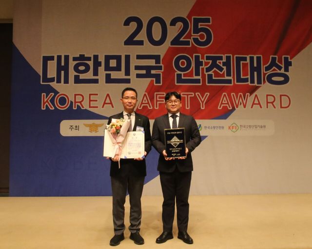 지난 3일 서울 중구 한국프레스센터에서 열린 ‘제24회 대한민국 안전대상’ 시상식에서 한국토지주택공사 직원들이 행정안전부 장관상 수상 기념사진을 촬영하고 있다. [사진=한국토지주택공사]