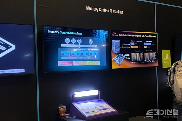 SK하이닉스가 4일 서울 강남구 코엑스에서 열린 ‘SK AI SUMMIT 2025’ 전시 부스에서 ‘Memory Centric AI Machine’를 선보이고 있다. ⓒ투데이신문
