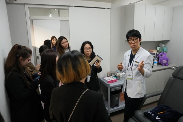 나보타 마스터 클래스에서 한국 의료 현장 투어가 진행되고 있다. [사진=대웅제약]