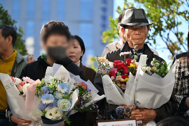 지난달 28일 광주고법 앞에서 사건 발생 16년 만에 재심에서 무죄를 선고받은 청산가리 막걸리 사건 피고인들의 기자회견이 진행되고 있다. 우= B씨·좌=B씨의 딸(41)[사진제공=뉴시스]