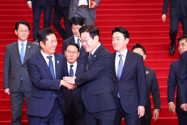 이재명 대통령이 4일 서울 여의도 국회에서 열린 2026년도 정부 예산안에 대한 시정연설을 마치고 정청래 더불어민주당 대표와 인사하고 있다. [사진제공=뉴시스]