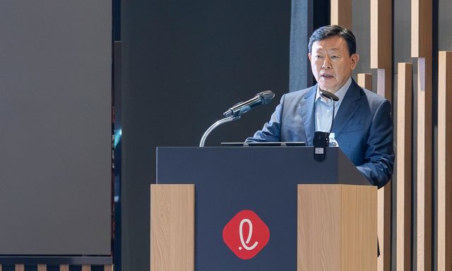 롯데그룹 신동빈 회장이 지난 7월 ‘2025 하반기 VCM’ 회의를 주재하고 있다. [사진=롯데]