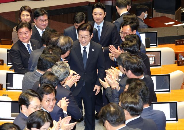 이재명 대통령이 4일 서울 여의도 국회 본회의에서 내년도 정부 예산안에 대한 시정연설을 마치고 의원들의 박수를 받으며 회의장을 나서고 있다. [사진제공=뉴시스]