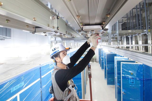 LS전선 직원이 버스덕트 시스템을 설치하고 있다. [사진=LS전선]