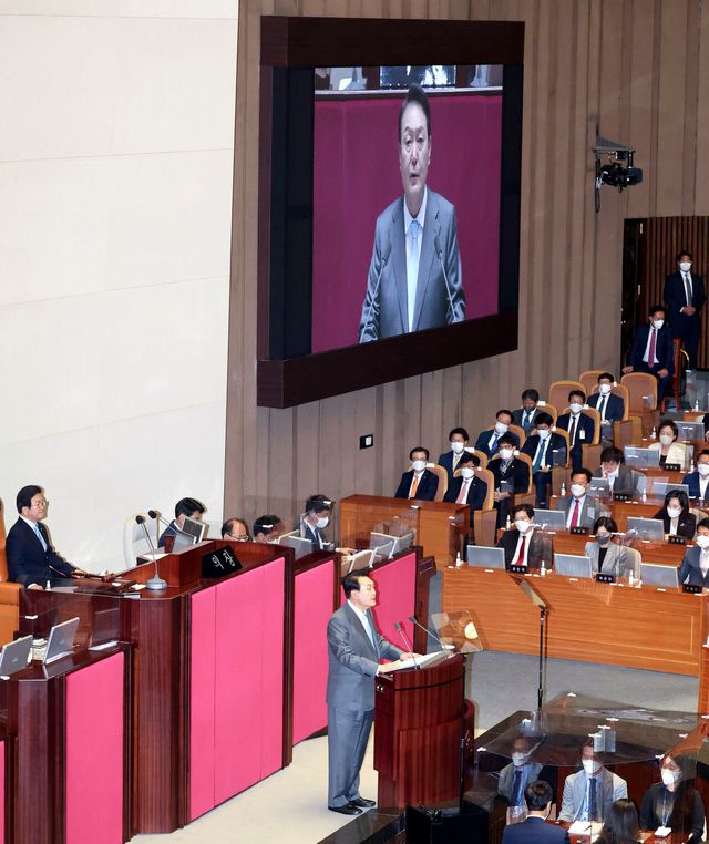 윤석열 대통령이 지난 2022년 5월 16일 국회 본회의장에서 코로나19 손실보상을 위한 추가경정예산(추경)안 시정연설을 하고 있다. [사진제공=뉴시스/공동취재사진]