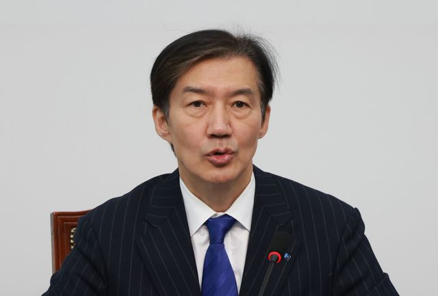 조국혁신당 조국 비상대책위원장이 6일 서울 여의도 국회에서 진행된 비상대책위원회의에 참석해 있다. [사진제공=뉴시스]<br>