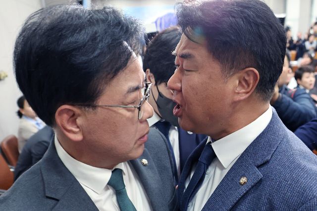 송언석 국민의힘 원내대표와 이기헌 더불어민주당 의원이 6일 오전 서울 여의도 국회에서 열린 운영위원회의 대통령비서실 등 국정감사에서 정회 후 퇴장하는 과정에 충돌하고 있다. [사진제공=뉴시스]