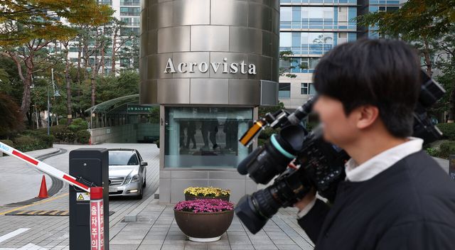 6일 윤석열 전 대통령 부부의 사저가 있는 서울 서초구 아크로비스타의 모습. [사진제공=뉴시스]