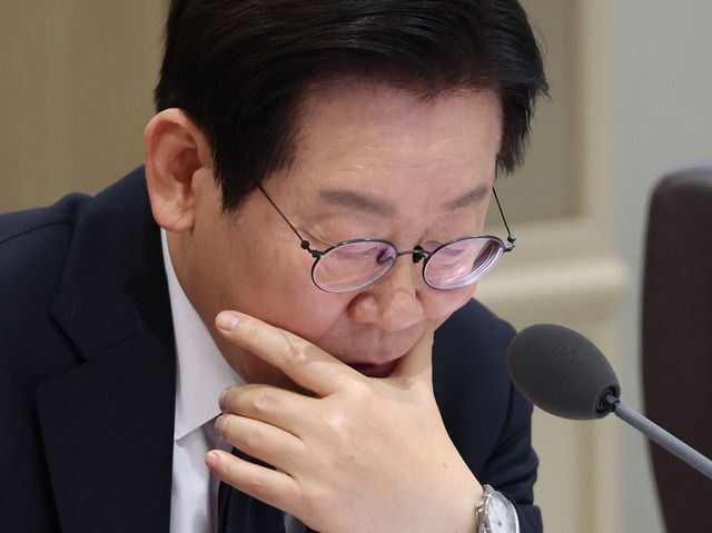 이재명 대통령이 지난 4일 서울 용산 대통령실 청사에서 열린 국무회의에서 자료를 살펴보고 있다. [사진제공=뉴시스]<br>