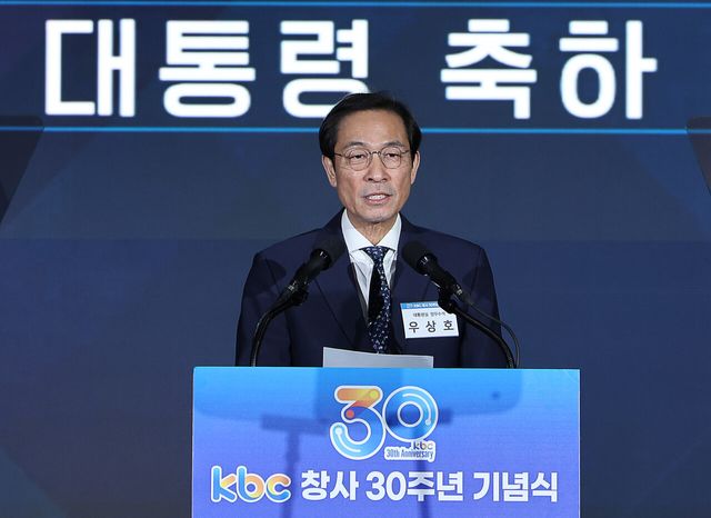 우상호 대통령실 정무수석이 23일 오후 서울 여의도 페어몬트호텔에서 열린 KBC 광주방송 창사 30주년 기념식에서 이재명 대통령의 축사를 대독하고 있다. [사진제공=뉴시스]