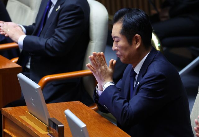 &nbsp;정청래 더불어민주당 대표가 지난 4일 서울 여의도 국회에서 이재명 대통령의 2026년도 정부 예산안에 대한 시정연설을 듣고 있다. [사진제공=뉴시스]