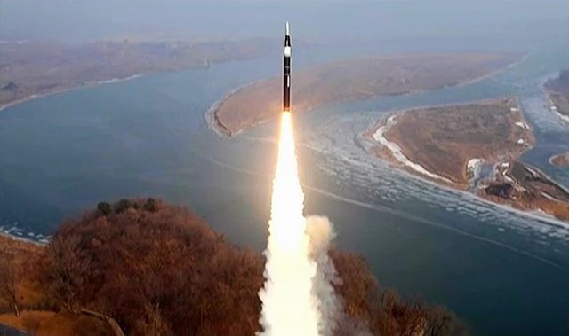 김정은 북한 국무위원장이 지난 1월 6일 북한 미사일총국의 신형 극초음속 중장거리 탄도미사일 시험발사를 화상감시체계로 참관했다고 북한 조선중앙TV가 보도했다. [사진출처=조선중앙TV 캡처]<br>