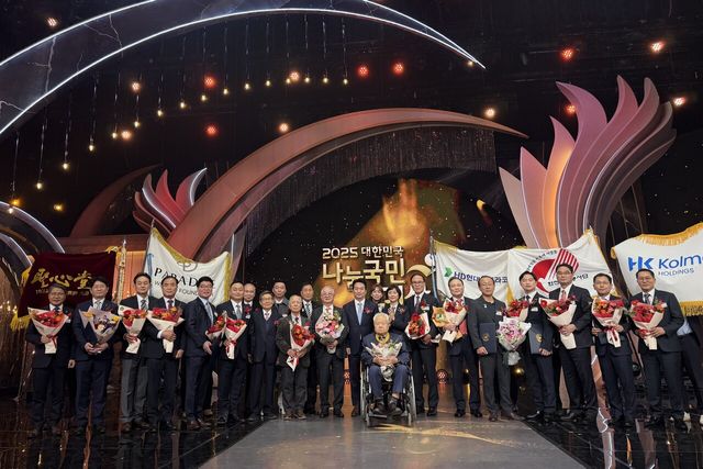 한전 김정국 노사협력처장(오른쪽에서 두 번째)이 6일 KBS 신관에서 열린 제14회 ‘대한민국 나눔국민대상 시상식’에서 기념사진을 촬영하고 있다. [사진=한국전력]