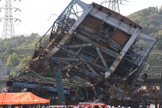 6일 오후 울산 남구 용잠동 한국동서발전 울산화력발전소에서 대형 구조물이 무너져 작업자 7명이 매몰되는 사고가 발생했다. [사진=뉴시스]