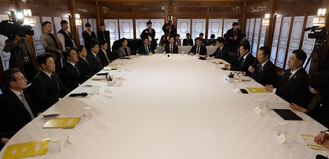 김민석 국무총리와 강훈식 대통령 비서실장, 정청래 더불어민주당 대표 등이 9일 오후 서울 종로구 국무총리공관에서 고위당정협의회를 하고 있다. [사진제공=뉴시스]<br>