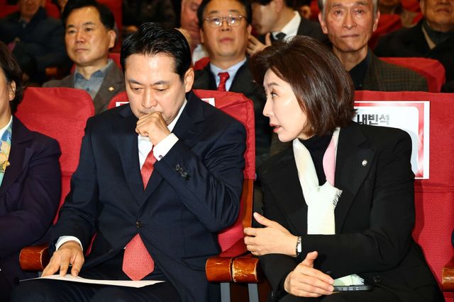 나경원 의원이 26일 오전 서울 여의도 국회 의원회관에서 열린 '1905-1945 독립외교 40년 이승만의 외로운 투쟁' 시사회에서 장동혁 국민의힘 대표와 대화하고 있다. [사진제공=뉴시스]