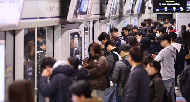 지난 1일 지하철 1호선 서울역사에 시민들이 지하철을 이용하고 있다. [사진제공=뉴시스]