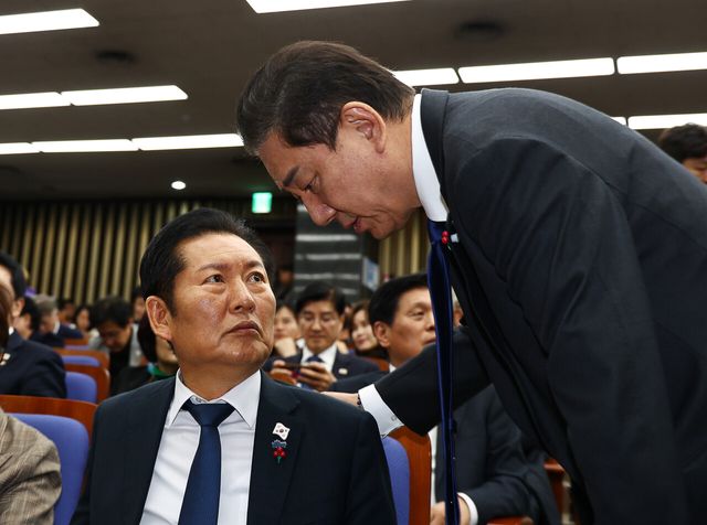 김병기 더불어민주당 원내대표가 지난 2일 오후 서울 여의도 국회에서 여야 원내대표 회동을 마치고 의총장에 도착해 정청래 대표에게 귀엣말하고 있다.<br>