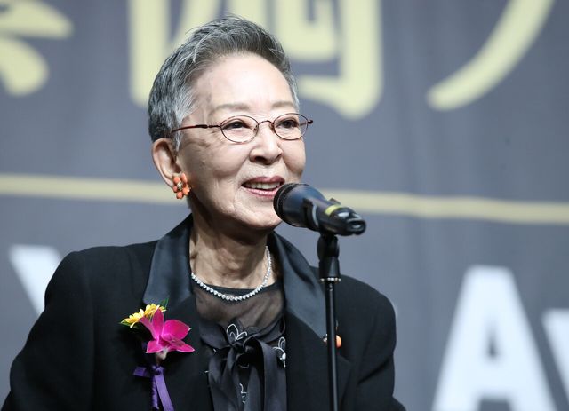 제9회 아름다운 예술인상 시상식에서 공로예술인 부문 수상자로 선정된 배우 김지미가 소감을 밝히고 있다. [사진 제공=뉴시스]<br>