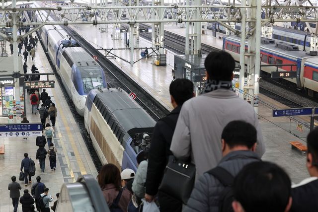 11일 서울 중구 서울역 승강장에서 시민들이 출근하기 위해 걸음을 옮기고 있다. [사진제공=뉴시스]<br>