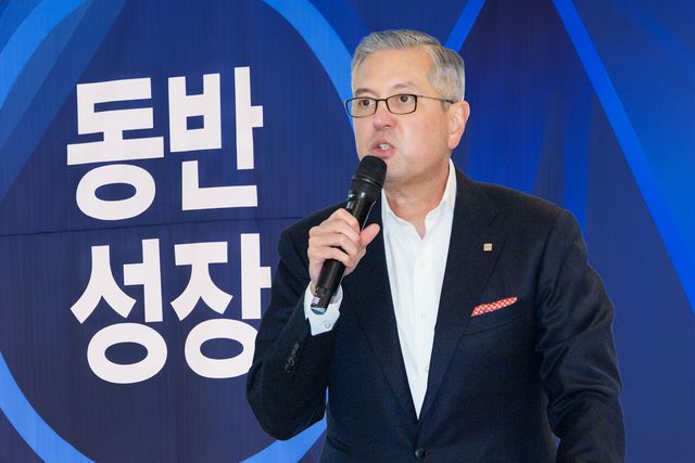 GM 한국사업장 헥터 비자레알 사장이 지난 9일 전국 협력 서비스 및 판매 네트워크 대표자 컨퍼런스 행사장에서 인사말을 전하고 있다. [사진=한국GM]