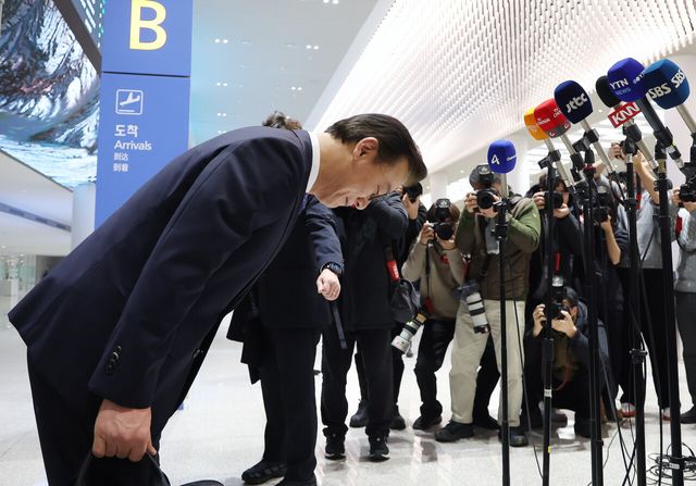 통일교로부터 금품을 수수했다는 의혹이 제기된 전재수 해양수산부 장관이 11일 오전 인천국제공항 제2여객터미널을 통해 귀국해 의혹 관련 입장을 밝힌 뒤 인사하고 있다.&nbsp;<br>