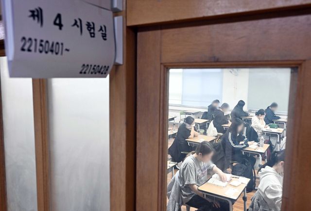 2026학년도 대학수학능력시험일이었던 지난 11월 13일 부산 소재 한 고등학교에 마련된 시험장에 고3 수험생들이 앉아 있다. [사진제공=뉴시스]