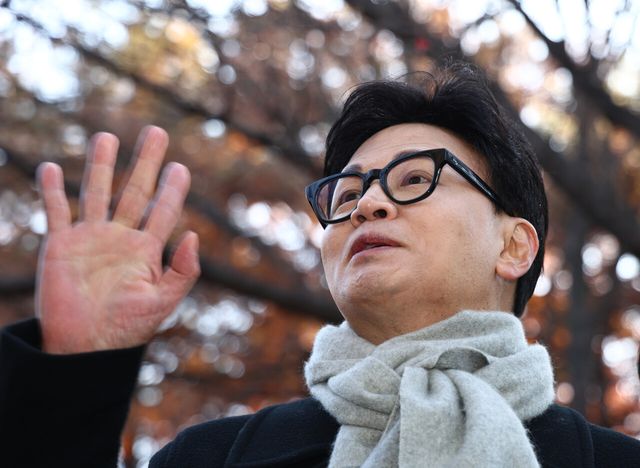 한동훈 국민의힘 전 대표가 지난 3일 오후 서울 여의도 국회 경내에서 열린 12.3 비상계엄 1주년 기자회견에서 지지자들에게 손을 흔들며 인사하고 있다. [사진제공=뉴시스]&nbsp;<br>