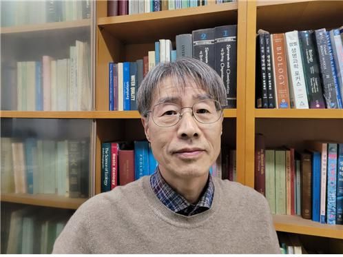 제20회 동북아생물보전대상 수상자 조선대학교 생명과학과 윤성명 교수. [사진제공=동북아생물다양성연구소]&nbsp;<br>