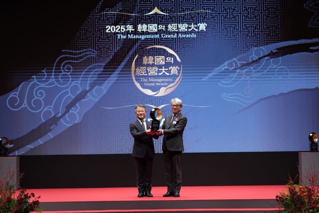 주택도시보증공사 강현정 혁신성과처장(오른쪽)이 지난 9일 서울 중구 신라호텔에서 열린 ‘2025 한국의 경영대상’에서 ‘Innovative Service of the Year’을 수상한 후 기념 촬영을 하고 있다. [사진=주택도시보증공사]<br>