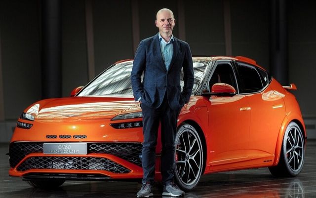 현대차그룹 만프레드 하러 부사장이 제네시스 GV60 마그마 콘셉트 앞에서 포즈를 취하고 있다. [사진=제네시스 뉴스룸]