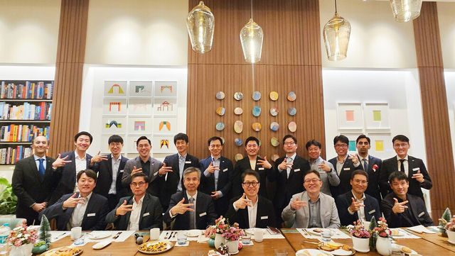 한국투자공사 인도 뭄바이 사무소가 11일 현지에서 개최한 ‘제2차 뭄바이 국제금융협의체’의 참가자들이 기념 촬영을 하고 있다. [사진=한국투자공사]