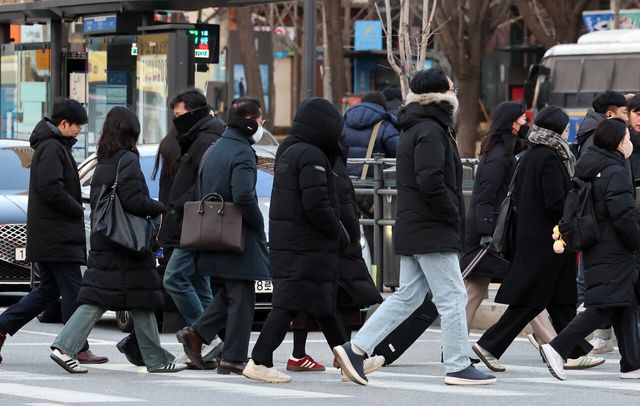 지난 3일 오전 서울 종로구 광화문 인근에서 시민들이 걸음을 옮기고 있다. [사진제공=뉴시스]