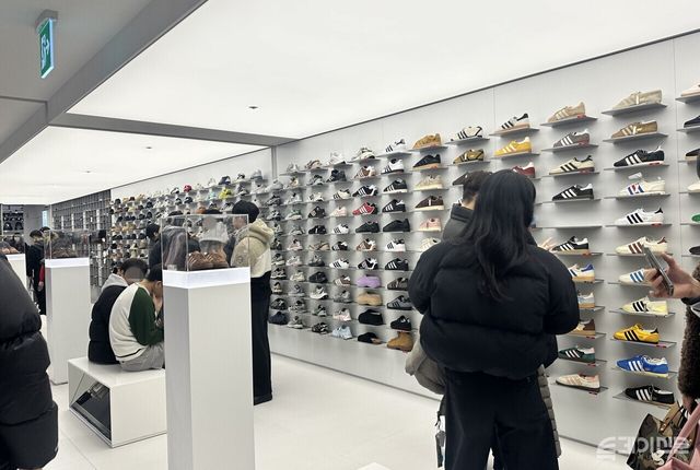 매장 내 여러 신발 제품을 벽면 가득 채운 ‘슈즈 월(Shoes Wall)’&nbsp;ⓒ투데이신문
