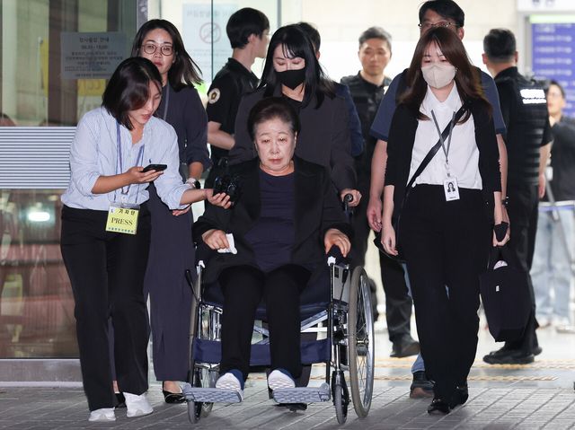 청탁금지법과 정치자금법 위반 등 혐의를 받는 한학자 통일교 총재가 9월 22일 오후 서울 서초구 서울중앙지방법원에서 열린 영장실질심사(구속 전 피의자 심문)을 마친 뒤 법정을 나서고 있다. [사진제공=뉴시스/공동취재단]