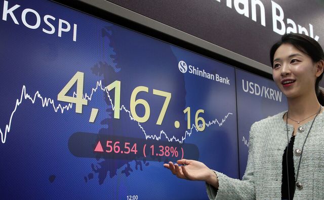 12일 한국거래소에 따르면 코스피는 전 거래일보다 56.54포인트 오른 4167.16에 마감했다. [사진＝신한은행]