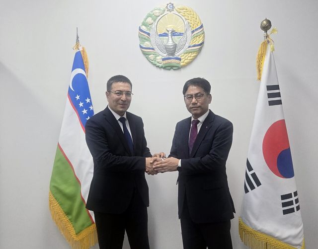 한난 이병휘 사업본부장(오른쪽)과 우즈벡 잠쉬드존 압두주후로프 농림부 차관이 면담 이후 기념사진을 촬영하고 있다. [사진=한국지역난방공사]