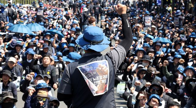 지난 6월 11일 서울 영등포구 여의도 국회 앞에서 열린 '노동법 전면 개정! 공급망 일자리 보호! 노정교섭 쟁취!' 금속노조 1만 간부 결의대회. [사진제공=뉴시스]