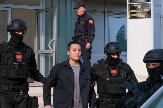 테라폼랩스 권도형 대표가 지난해 3월 23일(현지시각) 몬테네그로 포드고리차의 경찰청에서 조사를 받은 뒤 경찰관들과 함께 나오고 있다. [사진제공=뉴시스]