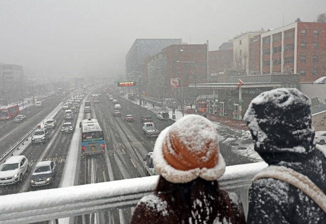 눈 내리는 서울 전경 [사진=뉴시스]
