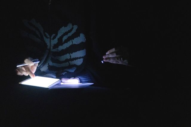 전시 <Night Bodies>를 관람 중인 관객 [사진 제공=콜드슬립]