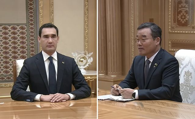 대우건설 김보현 사장(오른쪽)이 투르크메니스탄 세르다르 베르디무하메도프 대통령을 예방하고 있다. [사진=대우건설]