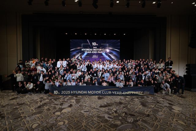 ‘현대모터클럽’ 출범 10주년 행사에서 참가자들이 기념 촬영을 하는 모습. [사진=현대차]