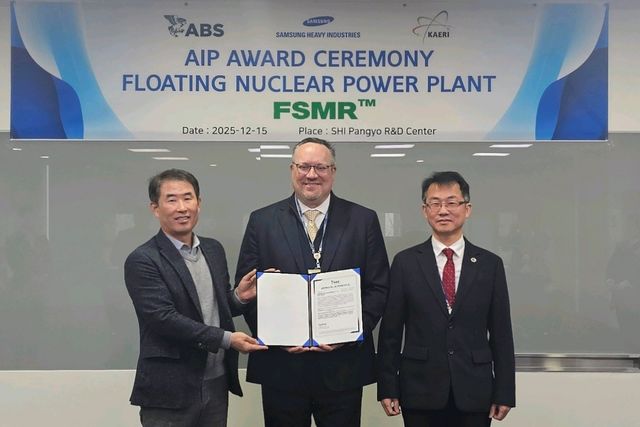 삼성중공업이 미국선급(ABS)으로부터 ‘SMART 100’ 2기를 탑재한 ‘FSMR’의 개념 설계 인증(AIP)을 획득했다고 15일 밝혔다.&nbsp;왼쪽부터 삼성중공업 안영규 삼성중공업 기술개발본부장(부사장), 미국선급 패트릭 라이언(Patrick Ryan) 최고기술책임자(CTO), 한국원자력연구원 조진영 선진원자로연구소장. [사진=삼성중공업]