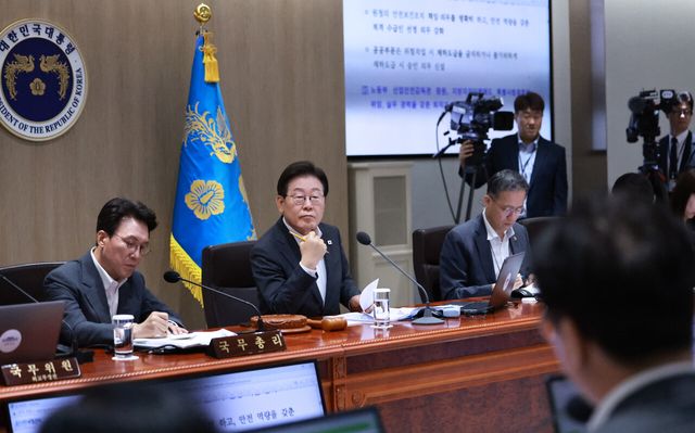 이재명 대통령이 지난 7월 29일 서울 용산 대통령실 청사에서 진행된 국무회의에서 고용노동부 김영훈 장관의 보고를 듣고 있다. [사진제공=뉴시스]