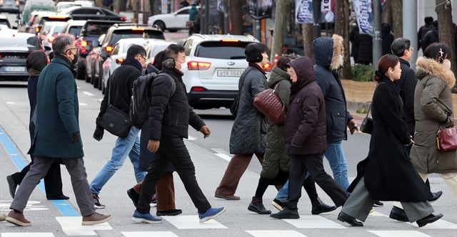 지난 3일 오전 서울 종로구 광화문 인근에서 시민들이 걸음을 옮기고 있다. [사진제공=뉴시스]<br>