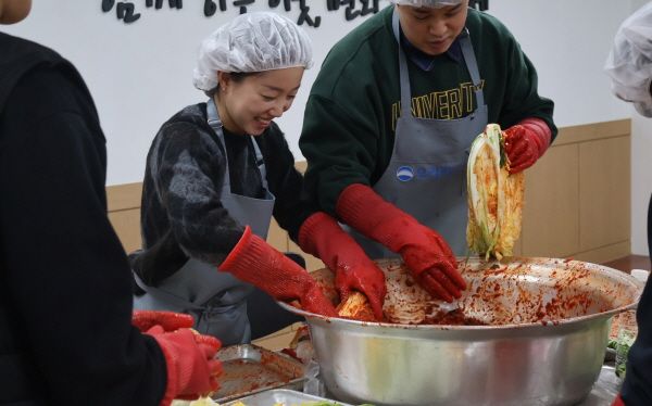 임직원이 김장김치 봉사에 나선 모습 [사진=우리카드]