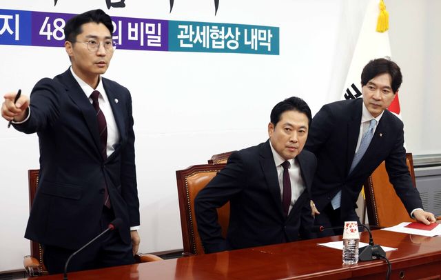 장동혁 국민의힘 대표가 지난 10월 17일 오후 서울 여의도 국회에서 열린 '한미 관세협상' 관련 기자간담회에 참석하고 있다. 왼쪽부터 박준태 당 대표 비서실장, 장 대표, 박성훈 수석대변인. [사진제공=뉴시스]