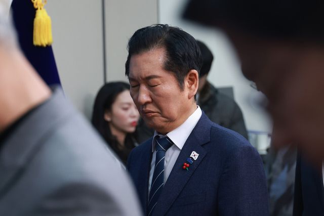 정청래 더불어민주당 대표가 15일 서울 여의도 국회에서 열린 제4차 중앙위원회의에서 순국선열에 대한 묵념을 하고 있다. [사진제공=뉴시스]