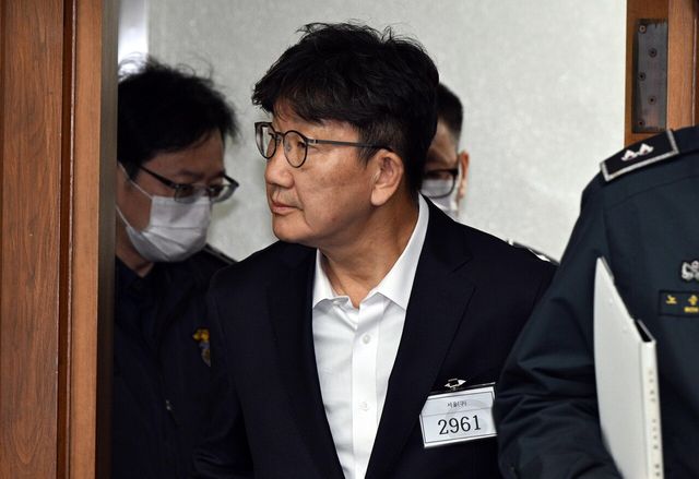 권성동 국민의힘 의원이 11월 3일 서울 서초동 서울중앙지법에서 통일교로부터 불법 정치자금을 수수한 혐의 사건 1차 공판에 출석하고 있다. [사진제공=뉴시스]